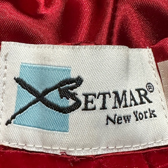 Red Hat Feels Like Velvet W/Buttons - Picture 5 of 11